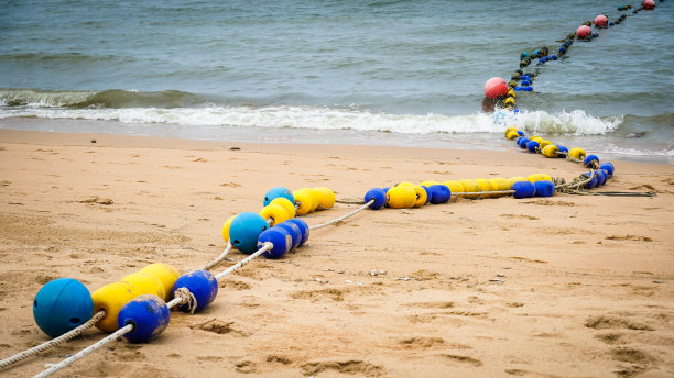 浮标标志漂浮在海滩上。图片下载
