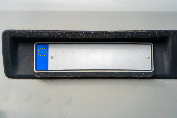 一辆白色货车后面的欧洲空车牌图片下载