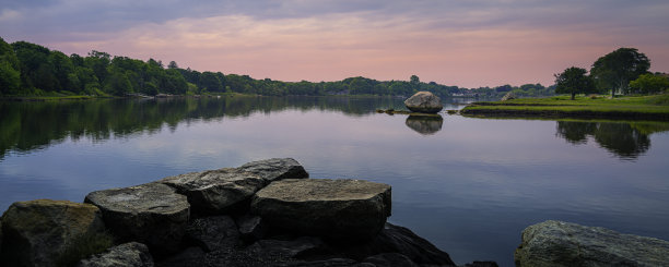 湖上的日出。美丽宁静的早晨风景在沿海的新英格兰。图片下载