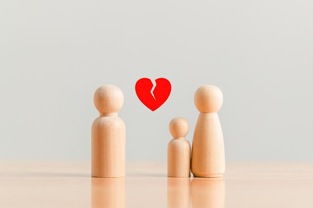 单亲母亲与丈夫和一个孩子离婚的木制小雕像微型玩具模型。家庭、人的生活方式和社会问题观念。恋爱和单身妈妈主题。照顾孩子收养图片下载