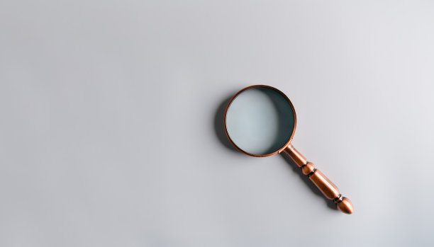 经典灰色背景上的放大镜俯视图。信息搜索概念。侦探搜索线索主题。副本的空间。图片下载