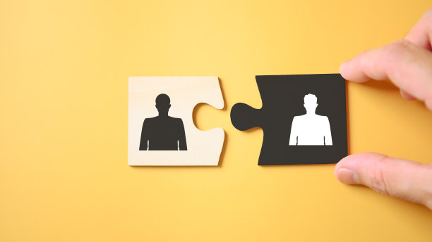 双手拼图，白色皮肤的人和黑色皮肤的人在黄色的背景上色。人的差异对比和人的观念的多样性。加入团队和团队的朋友图片下载