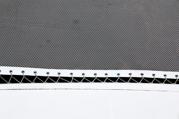 在双体船的船体上，用绳子绕成的白色网的一部分。图片下载