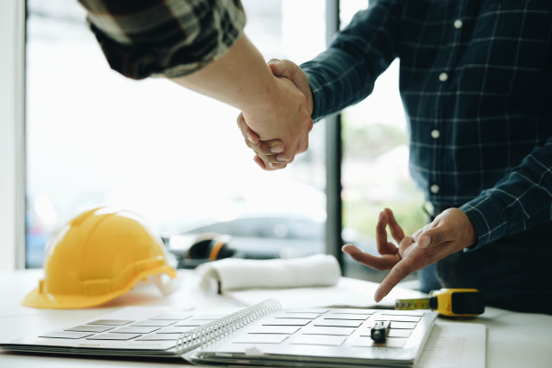 工程师、设计师和室内设计师通过讨论选择材料和颜色来设计房间，最终完成室内设计，并向客户展示。图片下载