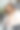 妈妈和小女儿在弹钢琴。孩子的发展。感官体验。早期。图片下载