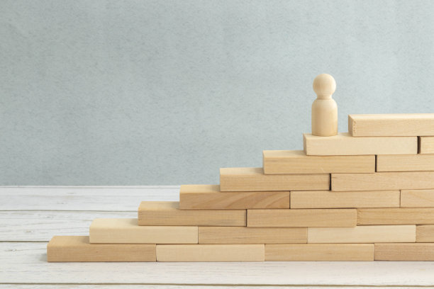 木块在梯子的形式在楼上红色鸽子的背景。图片下载