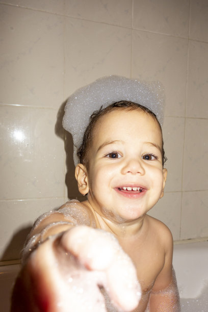 可爱的男孩在浴缸里洗澡图片下载
