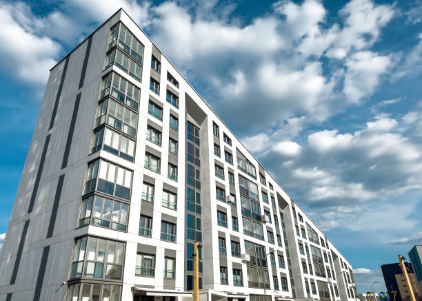 现代住宅建筑。城市公寓大楼外，房子，底部视图与天空，云图片下载