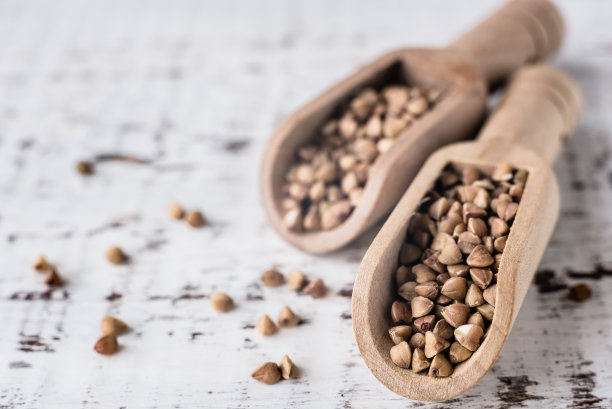 木勺荞麦粥，微距照片，特写图片下载