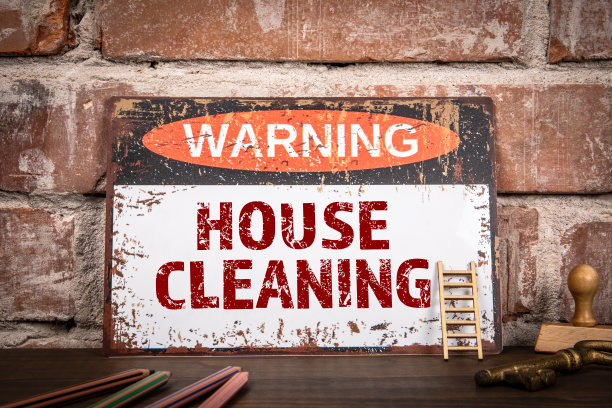 房屋清洁概念。木制纹理表上有文字的警告标志图片下载