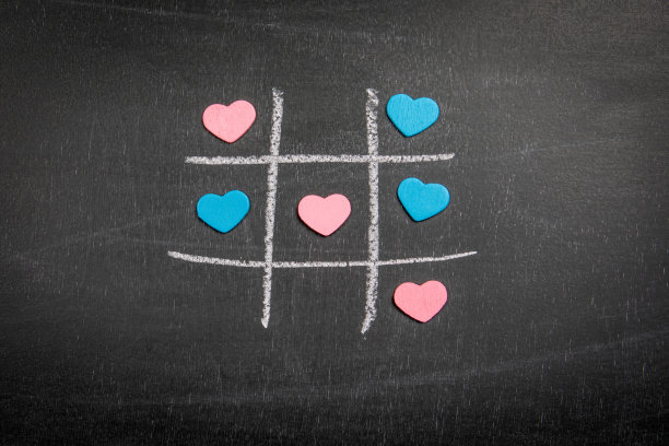黑板上有粉色和蓝色的心。井字游戏图片下载
