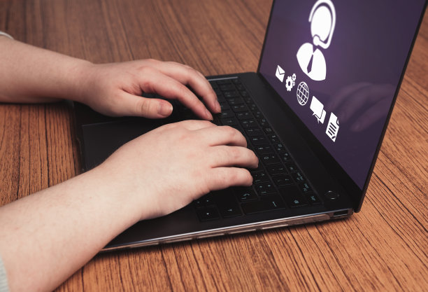 女士用笔记本电脑联系客服。图片下载