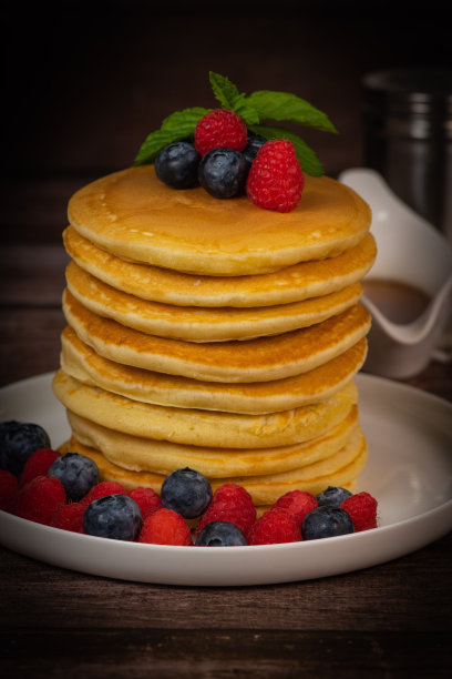 枫糖浆煎饼配覆盆子和蓝莓馅图片下载