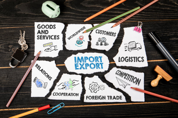 进出口概念。有文字、图标和深色木制背景的破纸图片下载