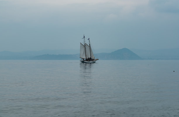 孤独的船图片下载