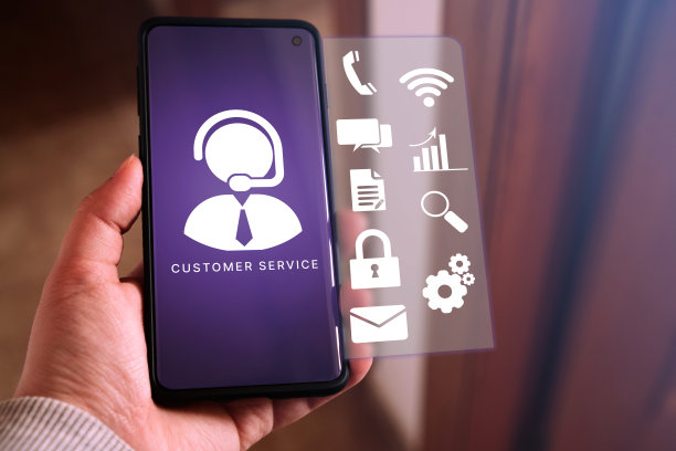 一位女士用智能手机联系客服。图片下载