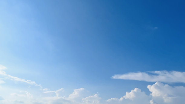 美丽的蓝天和白色蓬松的云图片下载