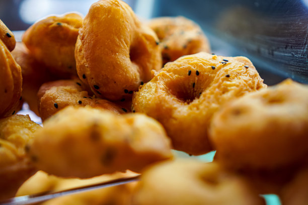 图为早餐用的圆形油条(Patongo)和黑芝麻。图片下载