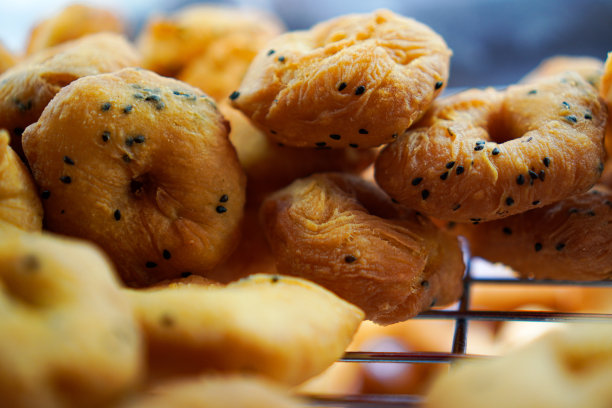 一个特写显示了一个圆形的油炸油条(Patongo)混合黑芝麻作为早餐。图片下载