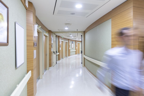 模糊的人走在医院走廊图片下载