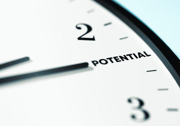 潜在的时间。挂钟上的时间显示出潜力。图片下载