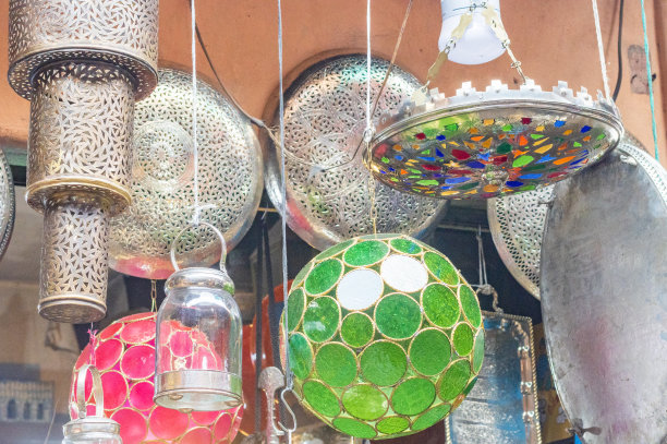摩洛哥马拉喀什麦地那区礼品店的装饰品图片下载
