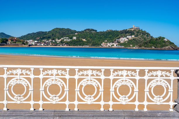 圣塞巴斯蒂安白色栏杆细节Playa de La Concha海滩在Gipuzkoa巴斯克图片下载