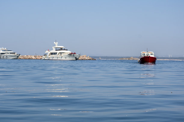 渔船捕鱼后到达港口图片下载