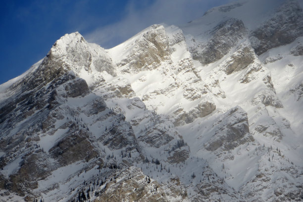 加拿大落基山脉的雪山，班夫国家公园图片下载