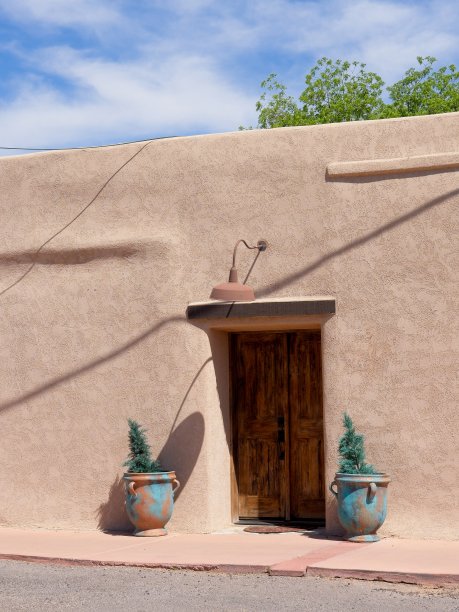 传统的土坯房门口，头顶蓝天图片下载