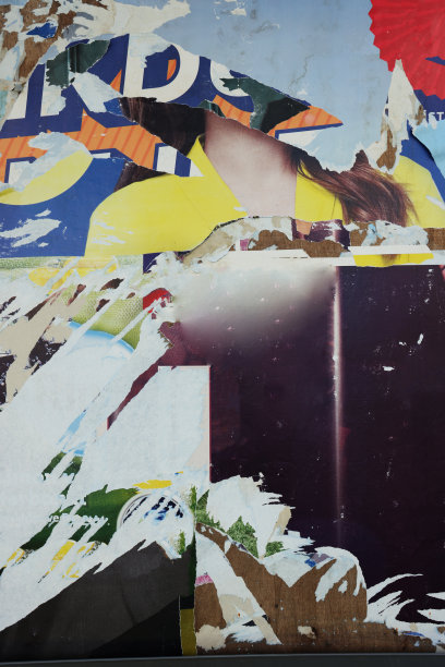 从用作广告牌的墙上剥落的撕破的纸片图片下载