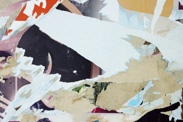 从用作广告牌的墙上剥落的撕破的纸片图片下载