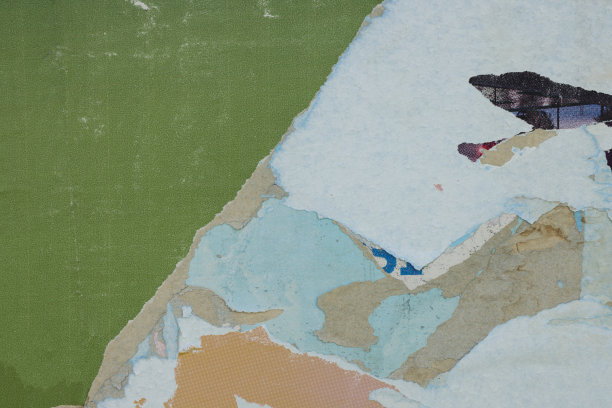 从用作广告牌的墙上剥落的撕破的纸片图片下载