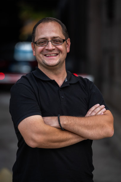 一位成功的商人双臂交叉，在户外摆姿势图片下载