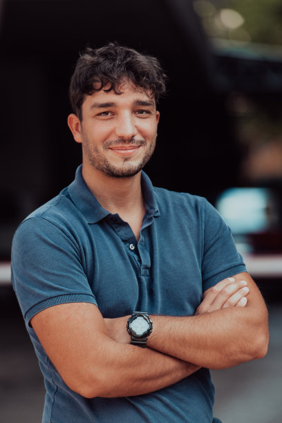 一位年轻的成功企业家在公司前的肖像图片下载