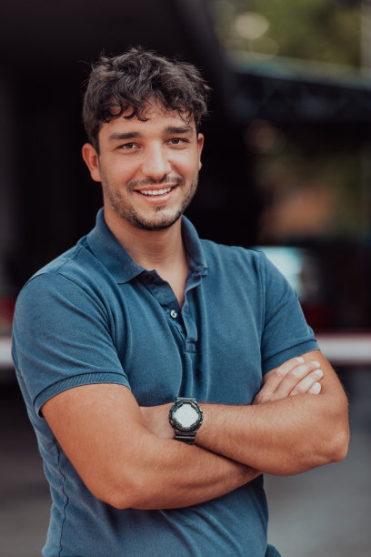 一位年轻的成功企业家在公司前的肖像图片下载