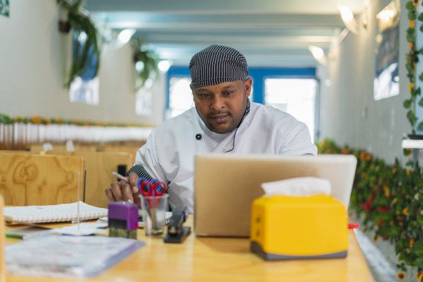 厨师在他的餐馆里记账图片下载