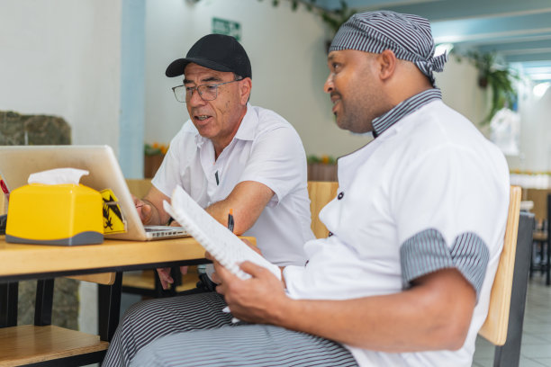 厨师在他的餐馆里记账图片下载