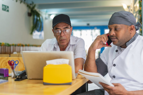 厨师在他的餐馆里记账图片下载