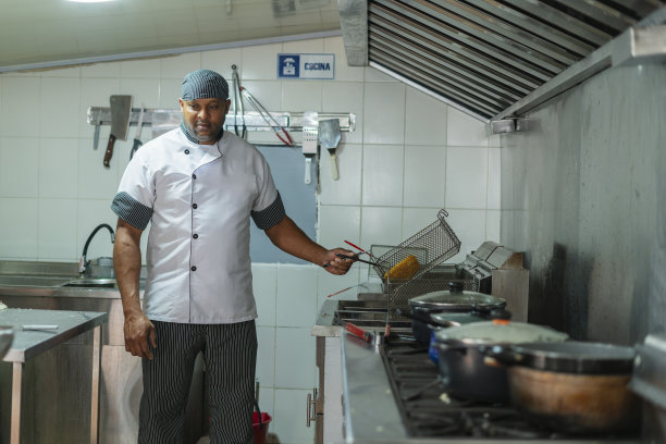 在工业厨房工作的厨师图片下载
