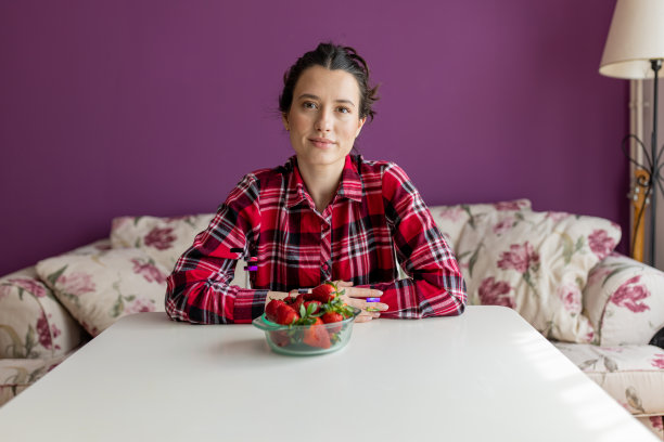 年轻女子花时间享受草莓带来的简单快乐图片下载