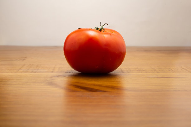 桌上的西红柿图片下载