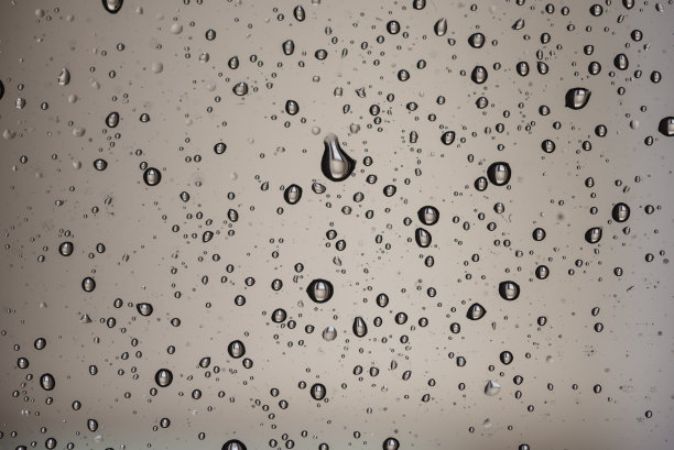 水珠落在淋浴玻璃上。宏图片下载