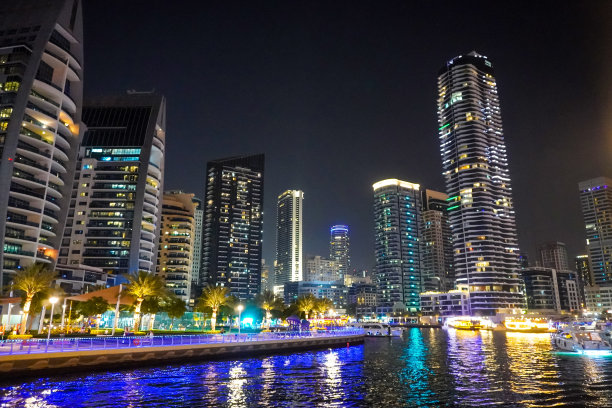 阿联酋迪拜的迪拜码头，夜景及运河旁的摩天大楼图片下载