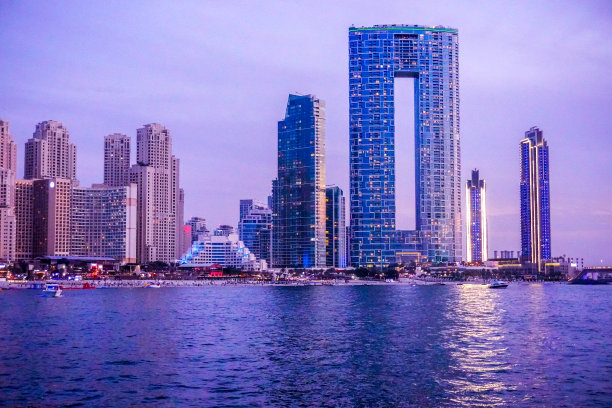 阿拉伯联合酋长国迪拜码头的摩天大楼和运河景观图片下载