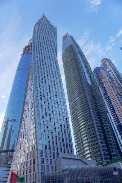 阿拉伯联合酋长国迪拜码头的摩天大楼和运河景观图片下载