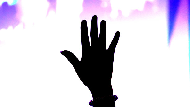 剪影举手，背景模糊图片下载