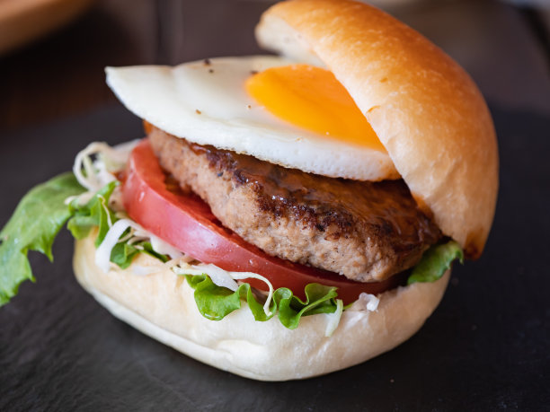 汉堡包。面包配煎蛋、肉饼和蔬菜。图片下载