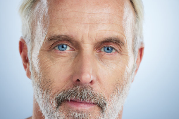 老人，肖像和严肃，脸与护肤和美容，卫生与美容的摄影棚背景。特写、皮肤美容与抗衰老美容护理、老年男性养生图片下载