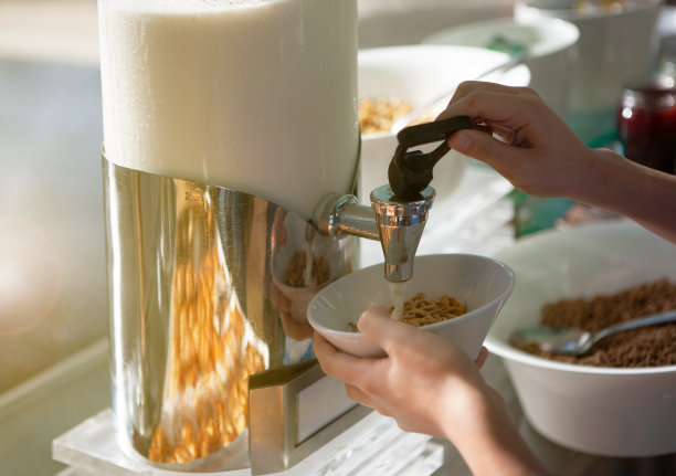 倒牛奶图片下载